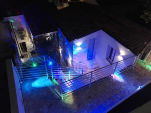 dom z niebieskimi i zielonymi światłami w obiekcie Casa Leone w mieście Buggerru