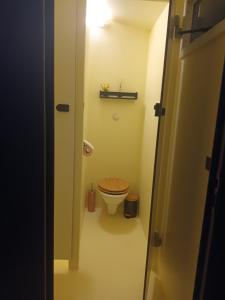 Phòng tắm tại Git'an Périgord Roulotte bella