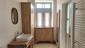 A bathroom at Townhouse Christos