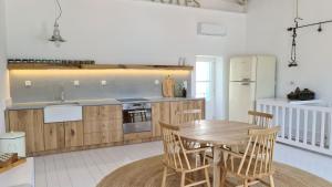 A kitchen or kitchenette at Townhouse Christos