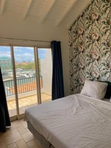 a bedroom with a bed and a large window at Kas Felis in Watervillas in Kralendijk