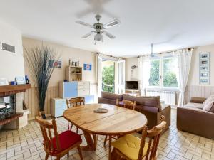 uma sala de estar com uma mesa e um sofá em Maison Biscarrosse Plage, 4 pièces, 6 personnes - FR-1-521-150 em Biscarrosse