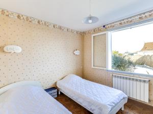 Duas camas num quarto com uma janela em Maison Biscarrosse Plage, 4 pièces, 6 personnes - FR-1-521-150 em Biscarrosse