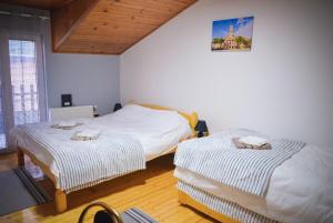 Rúm í herbergi á Royal TSV Rooms