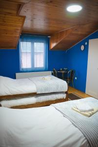 Rúm í herbergi á Royal TSV Rooms