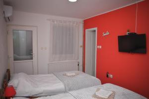 Rúm í herbergi á Royal TSV Rooms