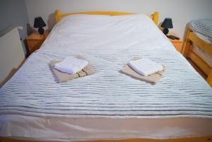 Rúm í herbergi á Royal TSV Rooms