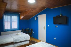 Rúm í herbergi á Royal TSV Rooms