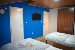 Rúm í herbergi á Royal TSV Rooms