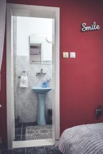 Baðherbergi á Royal TSV Rooms