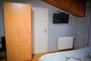 Rúm í herbergi á Royal TSV Rooms