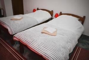 Rúm í herbergi á Royal TSV Rooms
