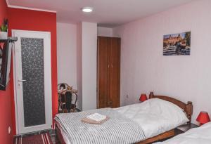 Rúm í herbergi á Royal TSV Rooms