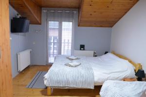 Rúm í herbergi á Royal TSV Rooms