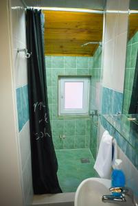 Baðherbergi á Royal TSV Rooms