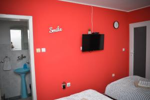 Rúm í herbergi á Royal TSV Rooms