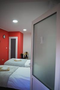 Rúm í herbergi á Royal TSV Rooms