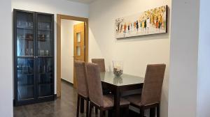 a dining room with a table and chairs at Apartamento Puente Romano in Córdoba