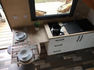 an overhead view of a kitchen in a tiny house at TINY HOUSE LA FARIGOULE in Pélissanne +1 photo