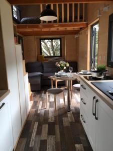 une cuisine et un salon dans une petite maison dans l'établissement TINY HOUSE LA FARIGOULE, à Pélissanne