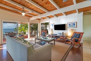 A seating area at Waimea Point Oceanfront House - (with Air Conditioning)