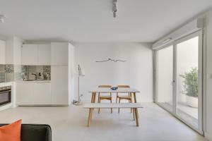 uma sala de estar com uma mesa e uma cozinha em "Le Massilia" Beau duplex avec balcon à Marseille em Marselha