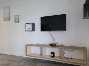 Televízia a/alebo spoločenská miestnosť v ubytovaní Apartmani Rudi