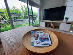 TV a/nebo společenská místnost v ubytování Apartment with pool near the beach and Barcelona by train