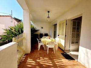 a patio with a table and chairs on a balcony at RDC de Villa de 35 m2 - 400 m Plage in Six-Fours-les-Plages