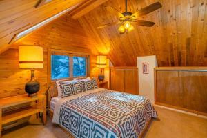 Ліжко або ліжка в номері Cozy Cabin Perched on the Mountainside - Alpine Haus