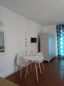 TV in/ali zabaviščno središče v nastanitvi Dimora Trinity - Central Rooms