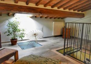 ein großes Wohnzimmer mit einem Tisch und einem Ventilator in der Unterkunft Piazzetta Del Buonumore in Montepulciano