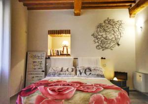 ein Schlafzimmer mit einem Bett mit dem Wort Liebe drauf in der Unterkunft Piazzetta Del Buonumore in Montepulciano