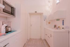 Kuchyňa alebo kuchynka v ubytovaní Approdo Rooms - Eja Sardinia