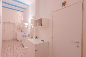 Łazienka z białymi ścianami i niebieskim sufitem w obiekcie Approdo Rooms - Eja Sardinia w Cagliari +37 zdjęć