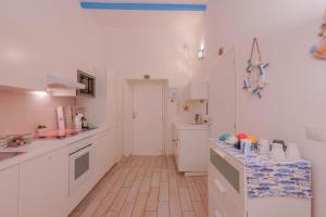 Kuchyňa alebo kuchynka v ubytovaní Approdo Rooms - Eja Sardinia