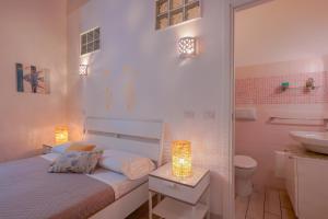 Posteľ alebo postele v izbe v ubytovaní Approdo Rooms - Eja Sardinia