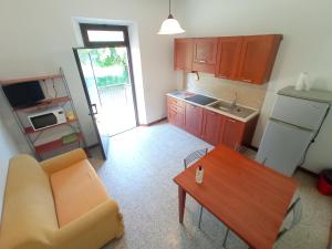 una pequeña cocina con sofá y mesa en una habitación en Agriturismo San Giorgino en Grosseto