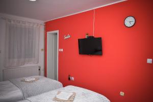 Rúm í herbergi á Royal TSV Rooms