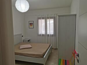 una piccola camera con letto e finestra di RESIDENZA SARDINIA OROSEI a Orosei