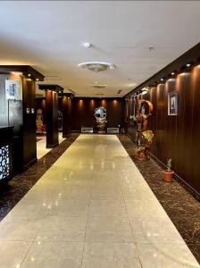 a hallway of a hotel with a long hallwayngth at قرنيت الطائف للشقق المخدومة in Taif