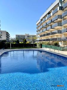 een groot zwembad voor een gebouw bij APARTBEACH NOVA PINEDA con PARKING Y CLIMA in La Pineda