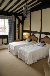 Un pat sau paturi într-o cameră la Dunsley Hall Hotel