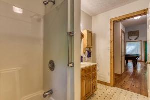 un bagno con doccia, lavandino e vasca di Laurel Cottage, 685 FREE tickets each paid day, Hot Tub, Pool Table! a Sevierville Altre 42 foto