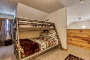 una camera con letto a castello in una casa di Laurel Cottage, 685 FREE tickets each paid day, Hot Tub, Pool Table! a Sevierville