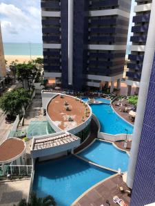 une vue aérienne d'un complexe hôtelier avec deux piscines dans l'établissement APART HOTEL BEACH CLASS FORTALEZA!, à Fortaleza
