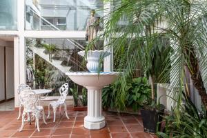 a patio with a table and chairs and plants at Loft Argentino Apart Buenos Aires in Buenos Aires