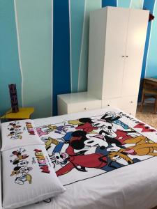 1 dormitorio con 1 cama con manta de superhéroe en Home Willy, en Florencia