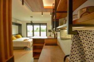 cocina y sala de estar con cama y mesa en STUDIO K district (central BG+private parking), en Belgrado 23 fotos más