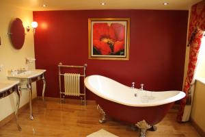 Kylpyhuone majoituspaikassa Dunsley Hall Hotel
